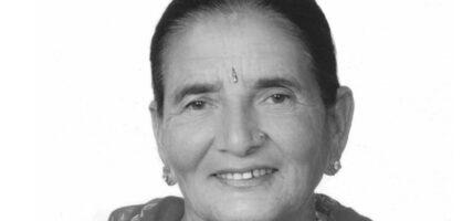 चर्चित गायिका ओलीलाई मातृशोक