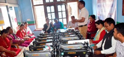 महिलाको आर्थिक सवलीकरणका लागि सिलाइ मेसिन वितरण