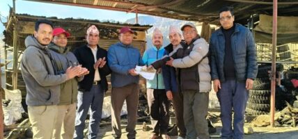 आगलागी पीडित थापालाई उद्योग वाणिज्य संघ बाजुराद्वारा आर्थिक सहयोग