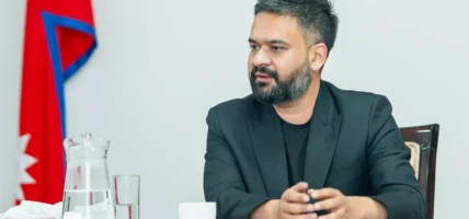 प्रधानमन्त्रीले तयारी पोशाक उद्योग संघका पदाधिकारीसँग छलफल गर्दै  
