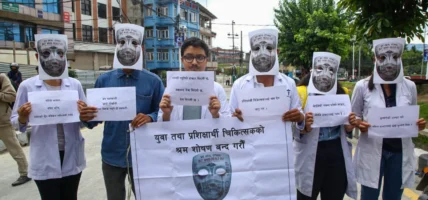 श्रम शोषणविरुद्ध डाक्टरहरु सडकमा