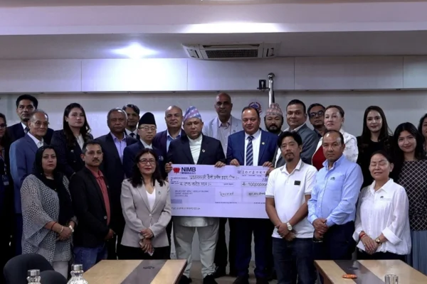 एक करोड सहयोग हस्तान्तरण गर्दै एनआरएनए अध्यक्षले भने : ‘विश्वभरका नेपाली जुटेका छौं’