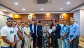 बाढी प्रभावितलाई औषधि आयातकर्ता संघद्वारा तीन करोड वराबरको सामग्री हस्तान्तरण