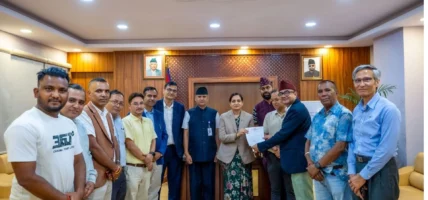 बाढी प्रभावितलाई औषधि आयातकर्ता संघद्वारा तीन करोड वराबरको सामग्री हस्तान्तरण