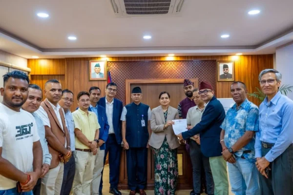 बाढी प्रभावितलाई औषधि आयातकर्ता संघद्वारा तीन करोड वराबरको सामग्री हस्तान्तरण