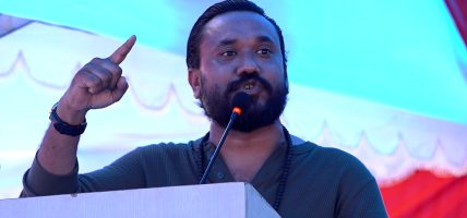 सहीद परिवारलाई सुनारको सान्तवना : ‘तिम्रो छोराले गोली खाएर देशले सिटामोल खान पायो’