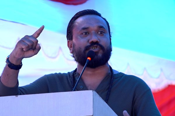 सहीद परिवारलाई सुनारको सान्तवना : ‘तिम्रो छोराले गोली खाएर देशले सिटामोल खान पायो’