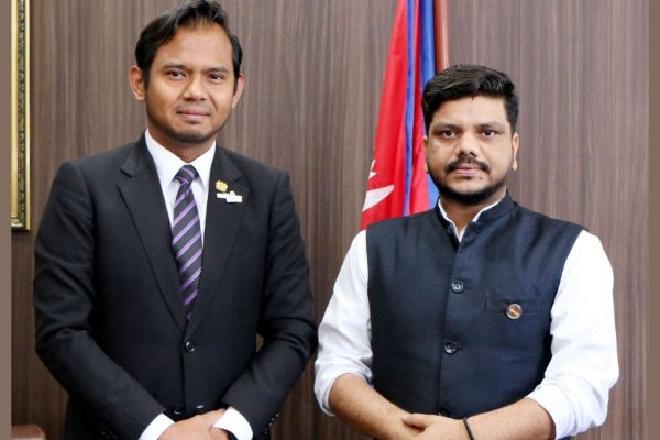 एफडब्ल्युसिएमएसबारे मलेसियाका कार्यवाहक राजदूत र श्रममन्त्री यादवको छलफल