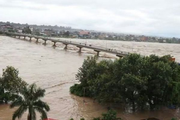 नारायणी नदीमा पानीको सतह ११.४१ मिटर पुग्यो, बाढी बस्तीमा पस्यो
