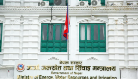 भोटेकोशी बाढीमा ज्यान गुमाएकाको सम्मानमा राष्ट्रिय झण्डा आधा झुकाइयो (फोटो) भोटेकोशी बाढीमा ज्यान गुमाएकाको सम्मानमा राष्ट्रिय झण्डा आधा झुकाइयो (फोटो)