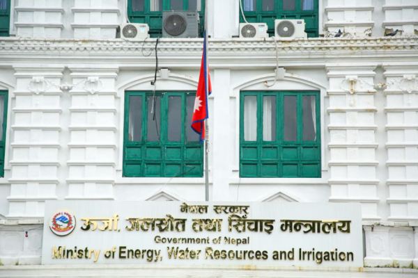 भोटेकोशी बाढीमा ज्यान गुमाएकाको सम्मानमा राष्ट्रिय झण्डा आधा झुकाइयो (फोटो) भोटेकोशी बाढीमा ज्यान गुमाएकाको सम्मानमा राष्ट्रिय झण्डा आधा झुकाइयो (फोटो)