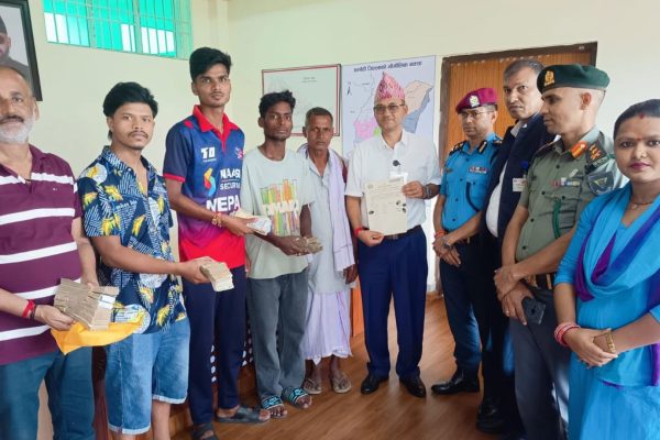 सर्लाहीमा वैदेशिक रोजगारीका नाममा ठगिएको १२ लाख रुपैयाँ प्रशासनको पहलमा फिर्ता सर्लाहीमा वैदेशिक रोजगारीका नाममा ठगिएको १२ लाख रुपैयाँ प्रशासनको पहलमा फिर्ता
