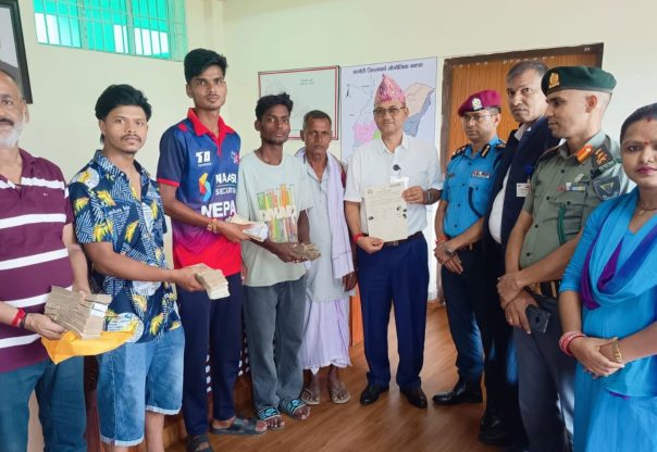 सर्लाहीमा वैदेशिक रोजगारीका नाममा ठगिएको १२ लाख रुपैयाँ प्रशासनको पहलमा फिर्ता