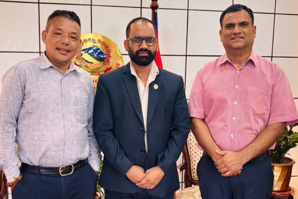 भोटेकोशी विपद्पछि पर्यटन पुनरुत्थानमा विश्वभरका नेपाली परिचालन गर्न मन्त्री पौडेल समक्ष सापकोटाको सुझाव